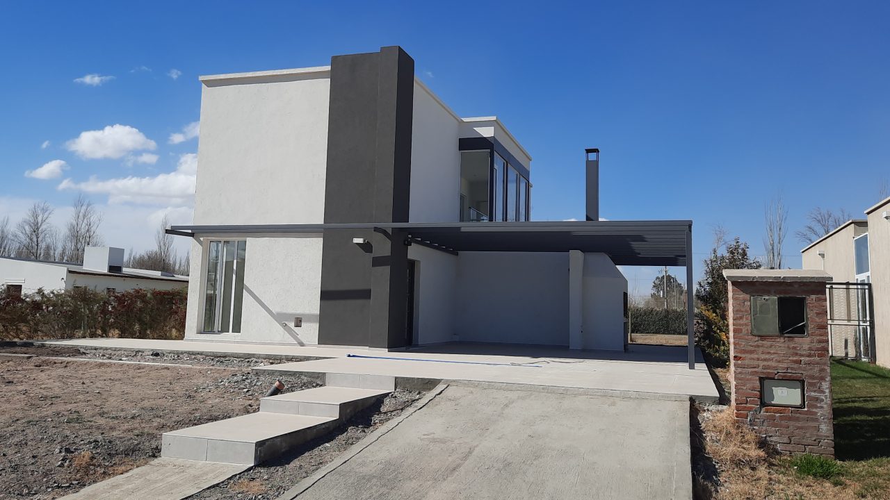 Obra terminada: vivienda de dos plantas en Cinco Saltos, vista de frente