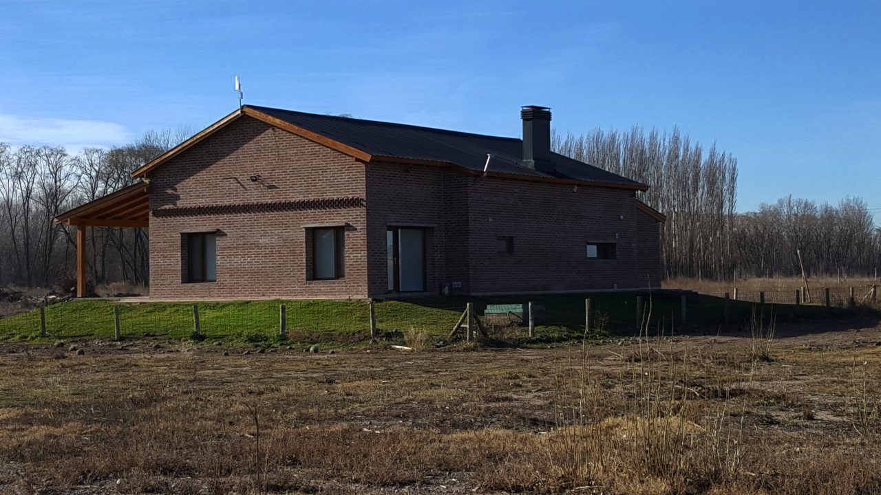 Obra terminada: vivienda de ladrillo en El Vergel, contrafrente